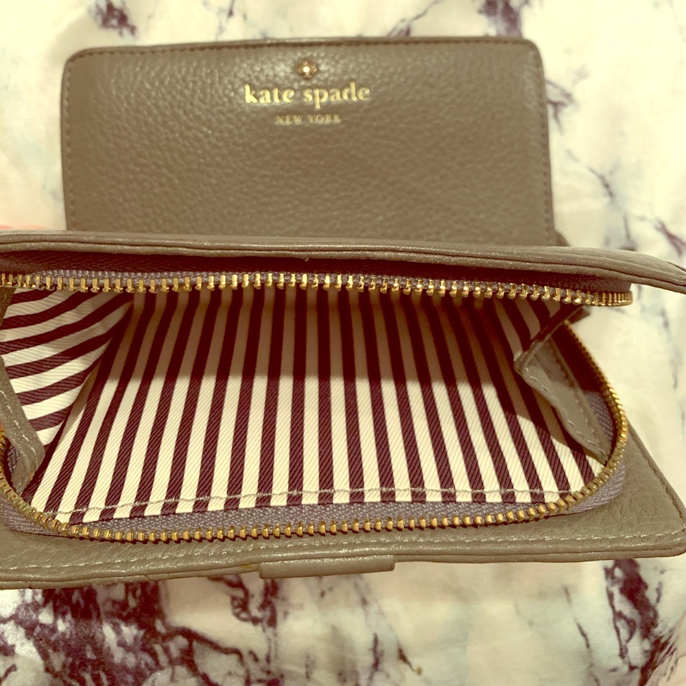 Kate Spade gray pebbles leather wallet EUC